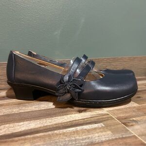 Softspots Brand New Blue Leather Mary Jane Heels – Size 8.5